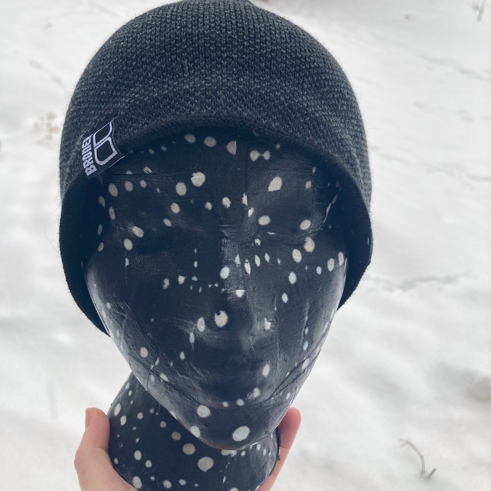 Like new Bronzer black beanie. Size 6-10 kids.